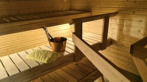 Hoivakodin sauna, jossa puiset lauteet.