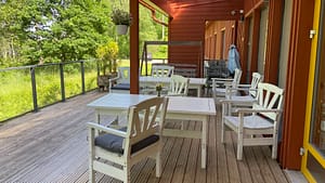Terassikalusteita terassilla vehreänä päivänä