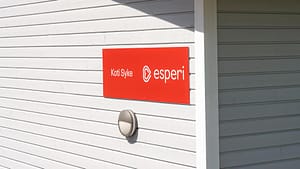 Esperin yksikön ulkoseinä ja yksikön kyltti.