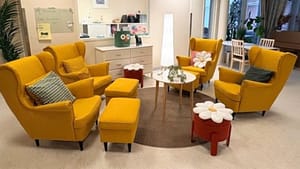 Huonekaluja olohuoneessa.