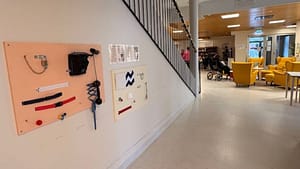 Käytävää portaitten alapuolella.