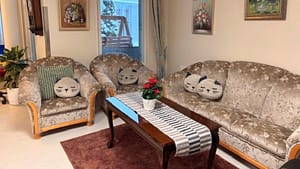 Sohvaryhmä ja huonekaluja olohuoneessa.