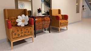 Kaksi tuolia ja lipasto portaikon alapuolella