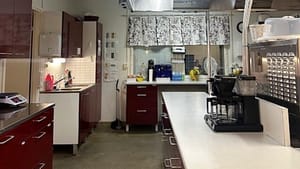 Keittiö ja keittiökalusteita.