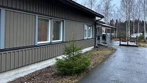 Rakennuksen julkisivu talvella.