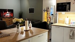 Huonekaluja jouluisessa huoneessa.