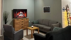 Huone, jossa huonekaluja.