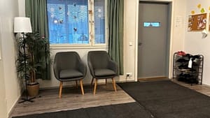 Huonekaluja jouluisessa eteisessä.