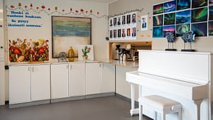 Kodin yhteinen tila, jossa on valkoinen piano.