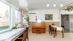 Hoivakodin yleisiä, sisustettuja tiloja.