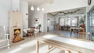 Hoivakodin yleisiä, sisustettuja tiloja.