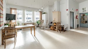 Hoivakodin yleisiä, sisustettuja tiloja.