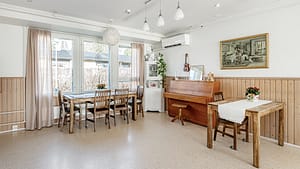 Hoivakodin yleisiä, sisustettuja tiloja.
