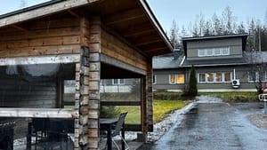 Rakennus ulkoa, jonka edustalla on grillikatos.