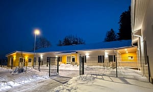 Esperi Hoivakoti Vanhakartanon aidattu piha-alue talvella, valaistu sisäänkäynti ja esteetön kulku.