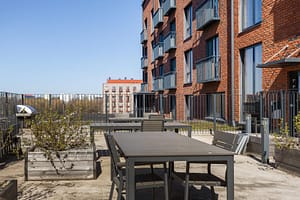 Kattoterassi pöytäryhmillä ja istutuslaatikoilla Esperi Hoivakoti Herttuankulmassa.