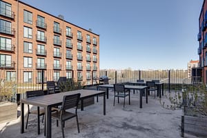 Tilava kattoterassi useilla pöytäryhmillä ja grillillä hoivakodin asukkaiden käyttöön.