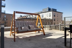 Kattoterassin keinupenkki rauhalliseen oleskeluun ulkona.