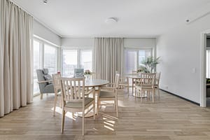 Valoisa yhteistila ruokailuun ja yhdessäoloon hoivakodissa.