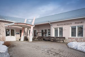 Talon julkisivu ja pihaa.