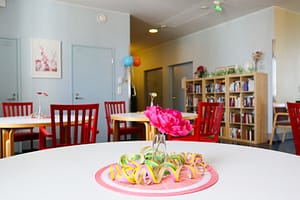Ruokailutila ja katettu pöytä hoivakodin yhteisissä tiloissa