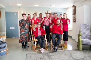 Ryhmäkuva hoivakodin henkilökunnasta.