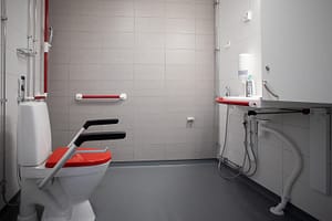 Kylpyhuonetila ja WC.