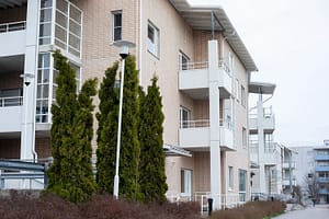 Hoivakodin julkisivu ja parvekkeita.