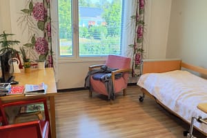 Asukkaan huone, jossa kalusteita.