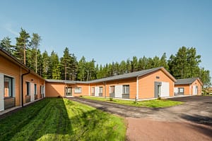 Hoivakodin julkisivu ja vehreä piha-alue.