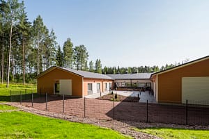 Hoivakodin julkisivu ja vehreä piha-alue.