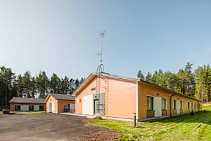 Hoivakodin julkisivu ja vehreä piha-alue.