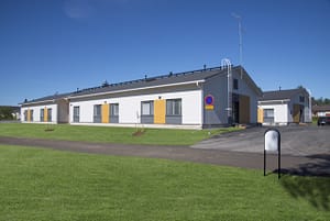 Hoivakodin julkisivu ja vehreää pihaa.