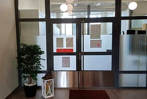 Hoivakodin ovet, jossa näkyy Esperin logokyltti.