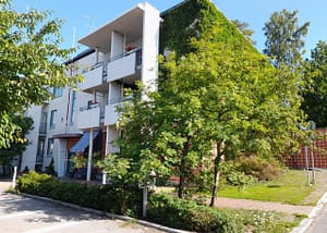 Hoivakodin vehreä julkisivu.