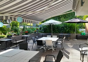 Hoivakodin valoisa terasssi, jossa terassikalusteita.