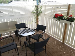 Hoivakodin terassi, jossa on terassikalusteita.