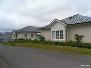 Hoivakodin julkisivu ja vehreää piha-aluetta.