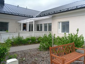 Hoivakodin julkisivu ja vehreää piha-aluetta.
