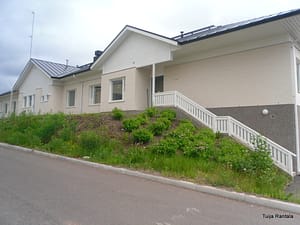 Hoivakodin julkisivu ja vehreää piha-aluetta.