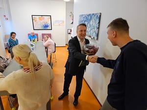 Toimitusjohtaja Stefan Wentjärvi onnittelee Narikan asukkaita.