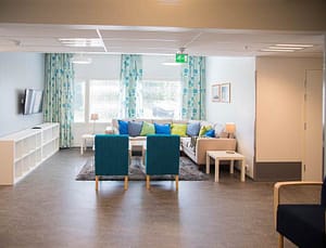 Sisäkuva hoivakodista ja huonekaluja.