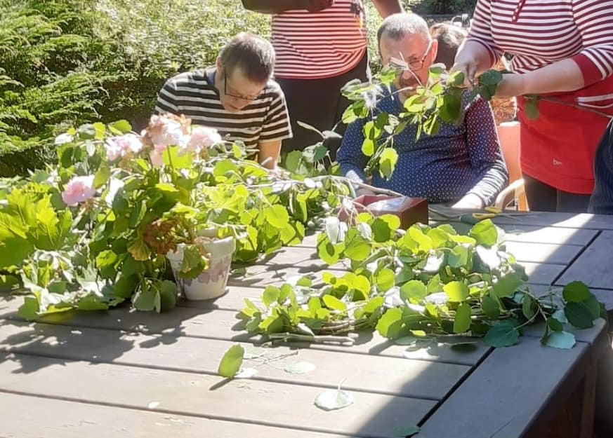  Pansiossa vietetään Juhannusta.