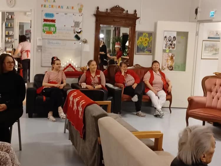 Villa Fredrikan tontut nauttimassa musiikista