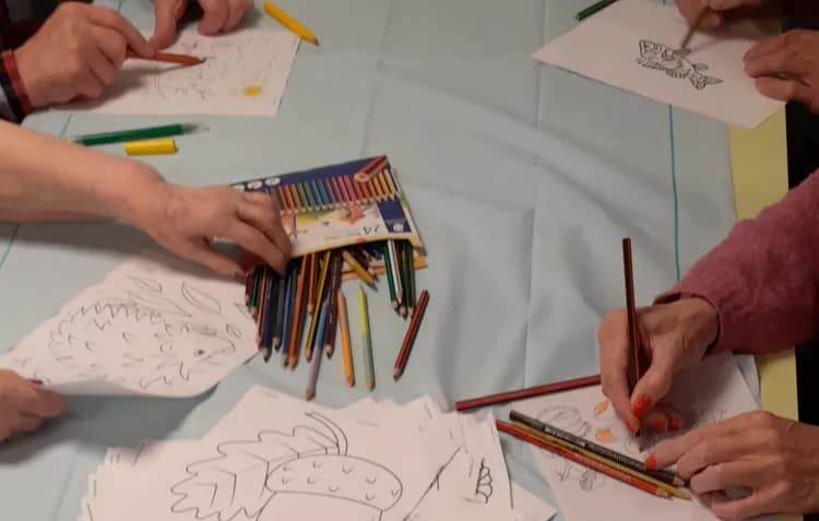 Väritystehtävät työn alla.