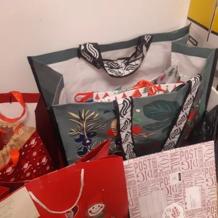 Asukkaille joululahjoja omaisiltaan.