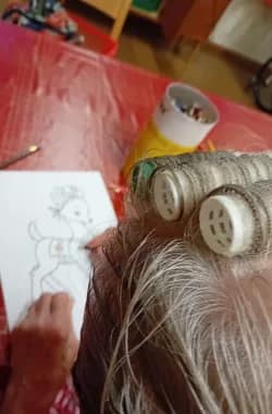 Papiljottien laittoa värityksen lomassa