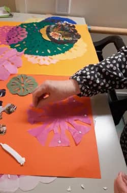 Askartelua sisätiloissa. 