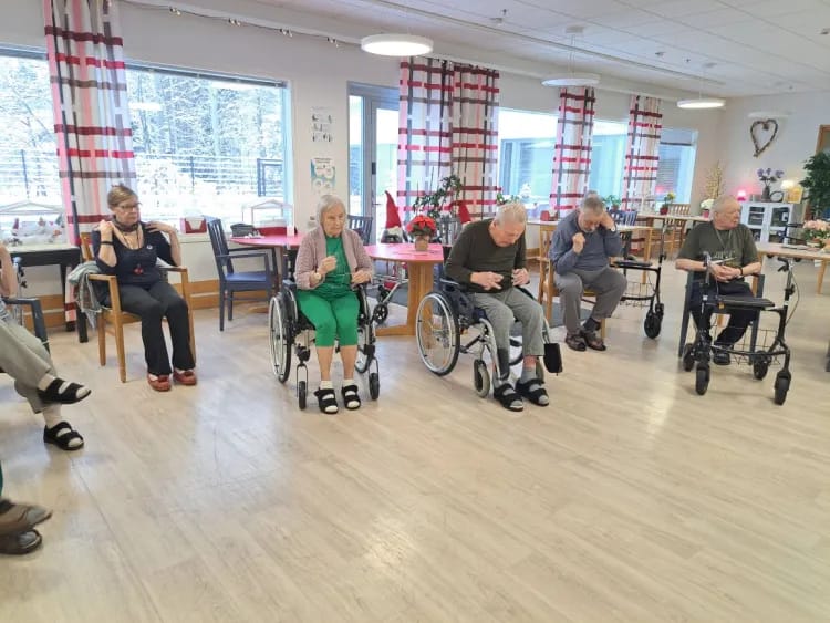 Varalan opiskeilijoiden tuolijumppaaa