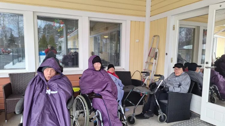 Asukkaita terassilla